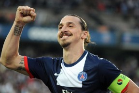 包含分区决赛四强战对决在即！利雅得新月演练定位球，圣安东尼奥马刺密集防守应对的词条